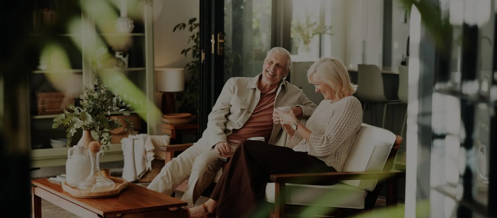 Een ouder stel ontspant op het terras van hun eigen woning